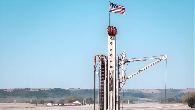 Hydrogen drilling rig in Kansas with US flag flying